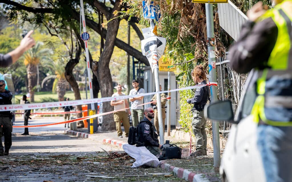 אתר נפילת טיל ששוגר מאיראן ופגע באזור מגורים בגבעתיים, במרכז ישראל, במהלך המלחמה המתמשכת בין ישראל לארה"ב נגד איראן, 6 במרץ 2026 (צילום: חיים גולדברג/פלאש90) אתר נפילת טיל ששוגר מאיראן ופגע באזור מגורים בגבעתיים, במרכז ישראל, במהלך המלחמה המתמשכת בין ישראל לארה"ב נגד איראן, 6 במרץ 2026 (צילום: חיים גולדברג/פלאש90)