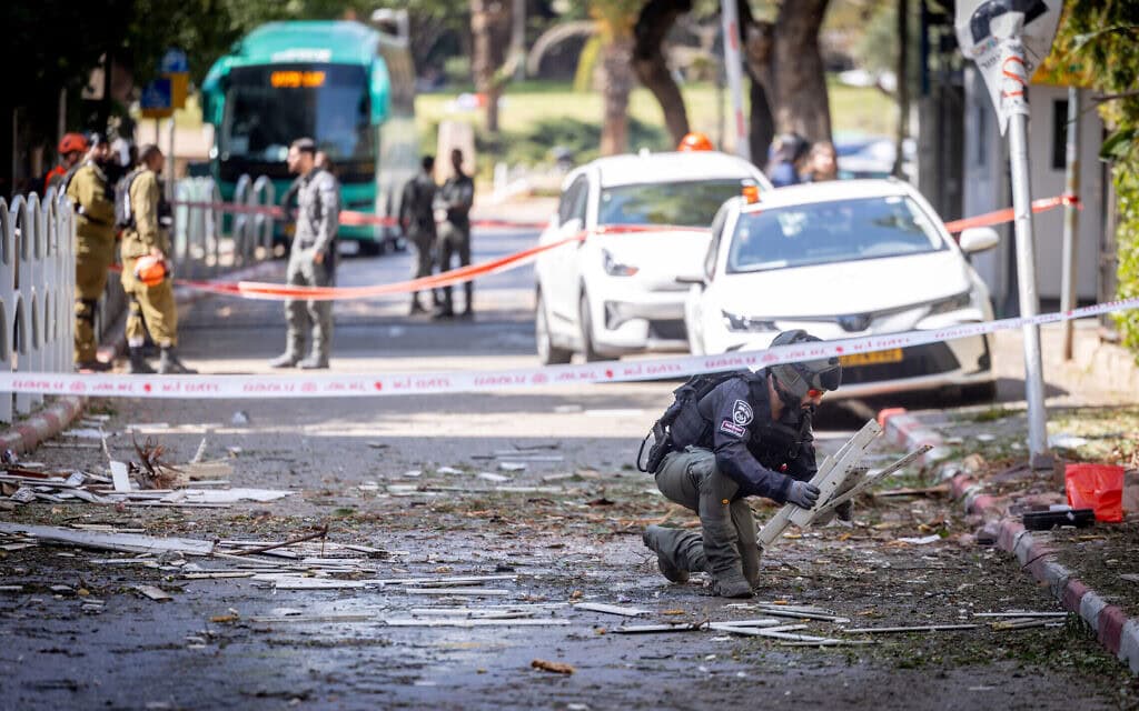 אתר נפילת טיל ששוגר מאיראן ופגע באזור מגורים בגבעתיים, במרכז ישראל, במהלך המלחמה המתמשכת בין ישראל לארה"ב נגד איראן, 6 במרץ 2026 (צילום: חיים גולדברג/פלאש90) אתר נפילת טיל ששוגר מאיראן ופגע באזור מגורים בגבעתיים, במרכז ישראל, במהלך המלחמה המתמשכת בין ישראל לארה"ב נגד איראן, 6 במרץ 2026 (צילום: חיים גולדברג/פלאש90)