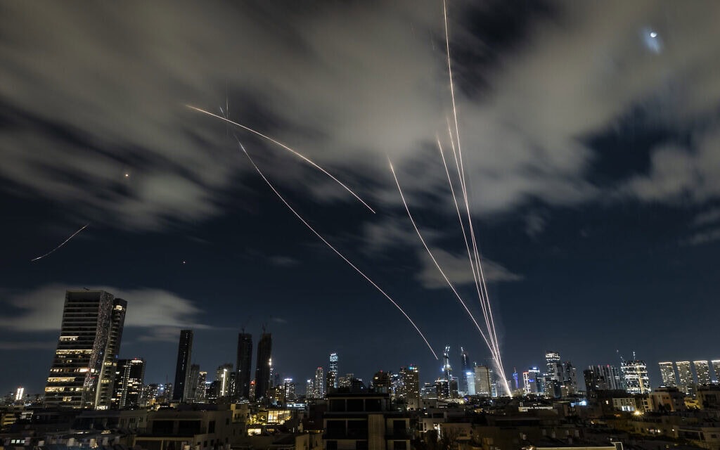 יירוטים של טילים מאיראן מעל תל אביב. 7 במרץ 2026 (צילום: חיים גולדברג/פלאש90) יירוטים של טילים מאיראן מעל תל אביב. 7 במרץ 2026 (צילום: חיים גולדברג/פלאש90)