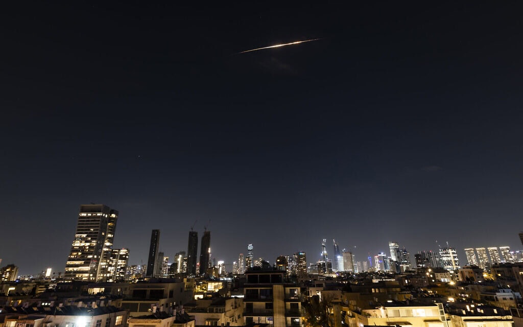 סוללות יירוט משגרות טילי יירוט לעבר טילים בליסטיים נכנסים ששוגרו מאיראן, כפי שנראים מעל תל אביב במהלך המלחמה עם איראן והירי המתמשך לעבר ישראל, 7 במרץ 2026 (צילום: חיים גולדברג/פלאש90) סוללות יירוט משגרות טילי יירוט לעבר טילים בליסטיים נכנסים ששוגרו מאיראן, כפי שנראים מעל תל אביב במהלך המלחמה עם איראן והירי המתמשך לעבר ישראל, 7 במרץ 2026 (צילום: חיים גולדברג/פלאש90)