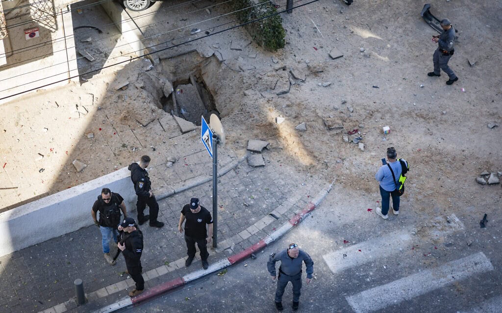 כוחות חילוץ והצלה בזירה בתל אביב שבה נפלו רסיסים מטיל בליסטי ששוגר מאיראן, 8 במרץ 2026 (צילום: חיים גולדברג/פלאש90) כוחות חילוץ והצלה בזירה בתל אביב שבה נפלו רסיסים מטיל בליסטי ששוגר מאיראן, 8 במרץ 2026 (צילום: חיים גולדברג/פלאש90)