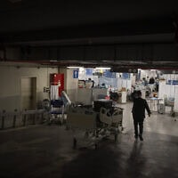 מטופלים ואנשי צוות רפואי בחניון תת־קרקעי שהוסב למתחם טיפול בבית החולים איכילוב בתל אביב בעקבות המלחמה נגד איראן, 8 במרץ 2026 (צילום: חיים גולדברג/פלאש90) מטופלים ואנשי צוות רפואי בחניון תת־קרקעי שהוסב למתחם טיפול בבית החולים איכילוב בתל אביב בעקבות המלחמה נגד איראן, 8 במרץ 2026 (צילום: חיים גולדברג/פלאש90)