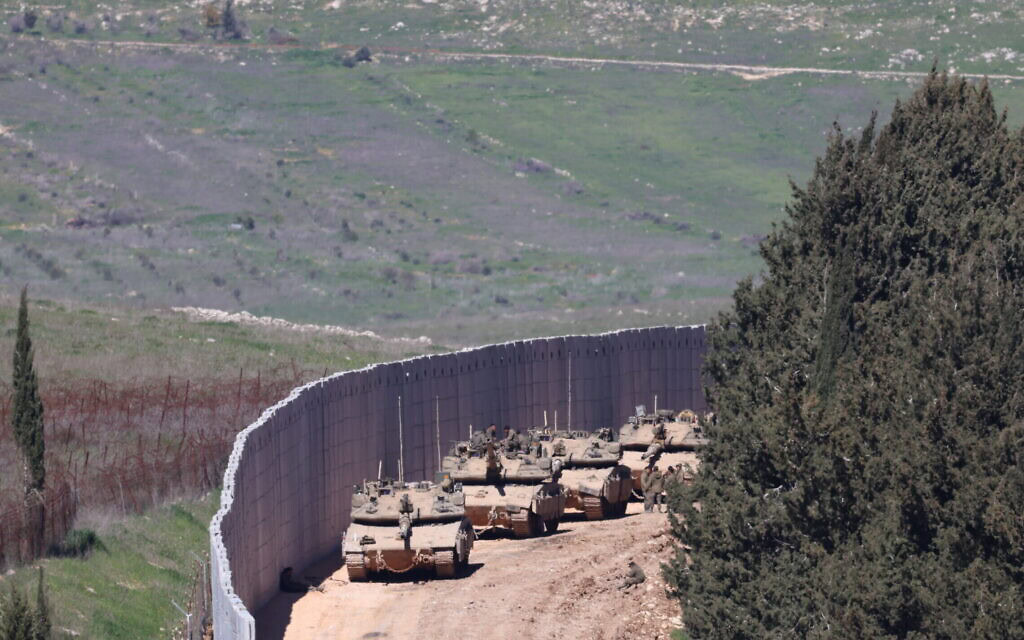 כלי רכב וטנקים של צה"ל נראים לאורך גבול ישראל עם לבנון על רקע המלחמה המתמשכת עם איראן וחזבאללה, 8 במרץ 2026 (צילום: דוד כהן/פלאש90) כלי רכב וטנקים של צה"ל נראים לאורך גבול ישראל עם לבנון על רקע המלחמה המתמשכת עם איראן וחזבאללה, 8 במרץ 2026 (צילום: דוד כהן/פלאש90)