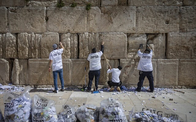 עובדי הכותל המערבי מנקים את החריצים לקראת העברת כל הפתקים שהוטמנו שם בהר הזיתים, 8 במרץ 2026 (צילום: יונתן זינדל/פלאש90) עובדי הכותל המערבי מנקים את החריצים לקראת העברת כל הפתקים שהוטמנו שם בהר הזיתים, 8 במרץ 2026 (צילום: יונתן זינדל/פלאש90)