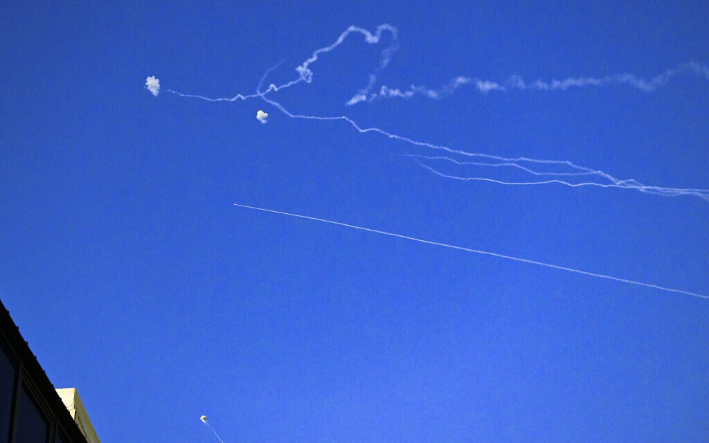 יירוטים בשמי תל אביב בעקבות טילים ששוגרו מאיראן, 9 במרץ 2026 (צילום: אבשלום ששוני/פלאש90) יירוטים בשמי תל אביב בעקבות טילים ששוגרו מאיראן, 9 במרץ 2026 (צילום: אבשלום ששוני/פלאש90)