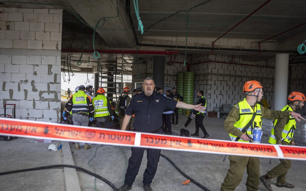 כוחות הצלה באתר בנייה שבו נפל רסיס של טיל מאיראן, 9 במרץ 2026 (צילום: חיים גולדברג/פלאש90) כוחות הצלה באתר בנייה שבו נפל רסיס של טיל מאיראן, 9 במרץ 2026 (צילום: חיים גולדברג/פלאש90)