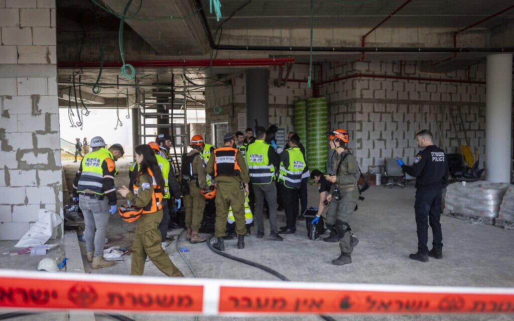 כוחות הצלה באתר בנייה ביהוד שבו נפל רסיס של טיל מאיראן. 9 במרץ, 2026 (צילום: חיים גולדברג/פלאש90) כוחות הצלה באתר בנייה ביהוד שבו נפל רסיס של טיל מאיראן. 9 במרץ, 2026 (צילום: חיים גולדברג/פלאש90)