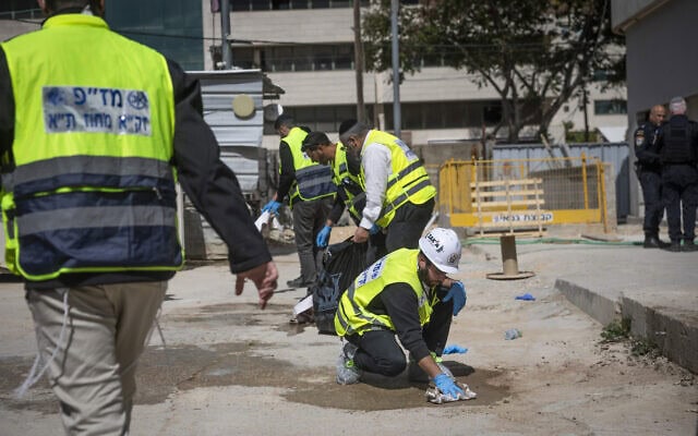 כוחות הצלה באתר בנייה ביהוד שבו נפל רסיס של טיל מאיראן. 9 במרץ 2026