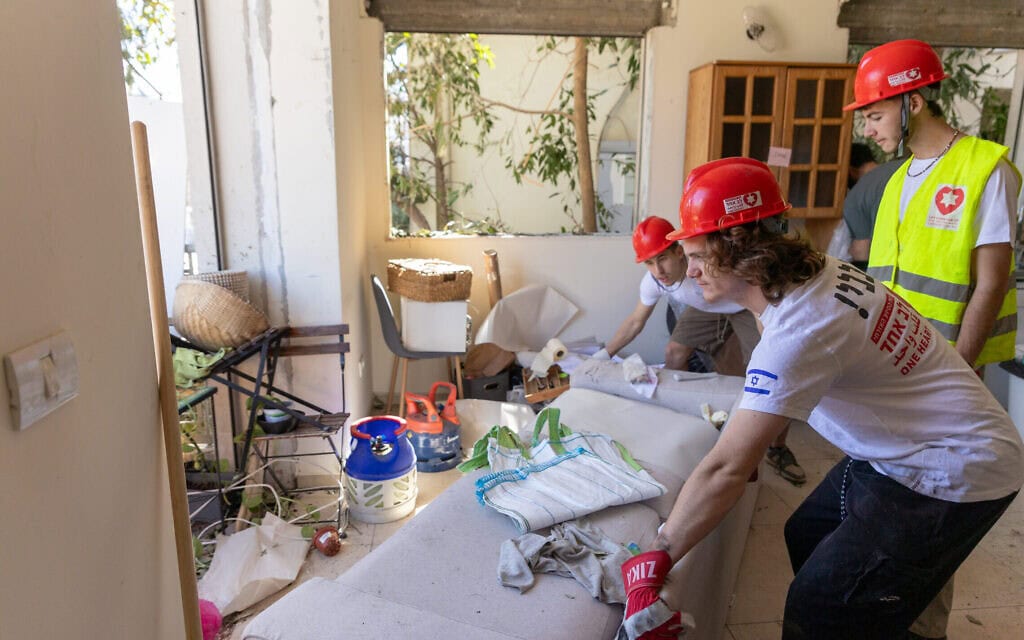 מתנדבים מסייעים בניקוי ופינוי דירות בבניין שנפגע מטיל איראני, תל אביב, 9 במרץ 2026 (צילום: דור פזואלו/פלאש90) מתנדבים מסייעים בניקוי ופינוי דירות בבניין שנפגע מטיל איראני, תל אביב, 9 במרץ 2026 (צילום: דור פזואלו/פלאש90)
