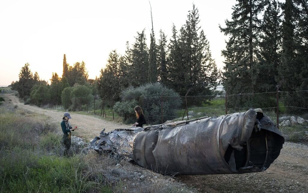 שרידיו של טיל שנורה מאיראן בשדה במרכז הארץ, 10 במרץ 2026 (צילום: פלאש90) שרידיו של טיל שנורה מאיראן בשדה במרכז הארץ, 10 במרץ 2026 (צילום: פלאש90)