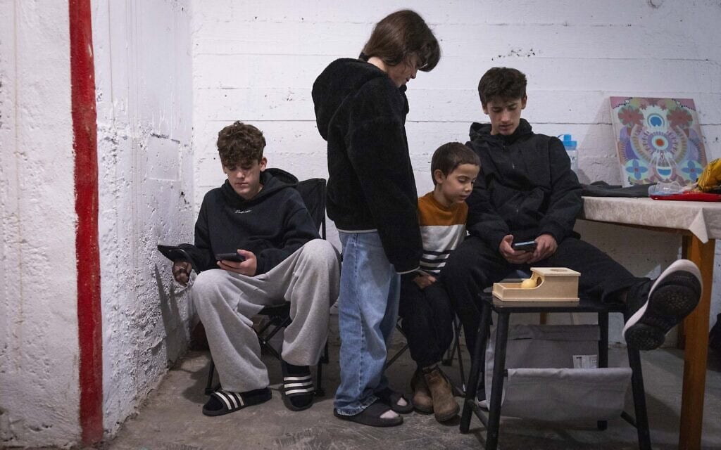 ילדים ובני נוער שוהים במקלט בירושלים בעקבות מתקפה איראנית, 11 במרץ 2026 (צילום: יונתן זינדל/פלאש90) ילדים ובני נוער שוהים במקלט בירושלים בעקבות מתקפה איראנית, 11 במרץ 2026 (צילום: יונתן זינדל/פלאש90)