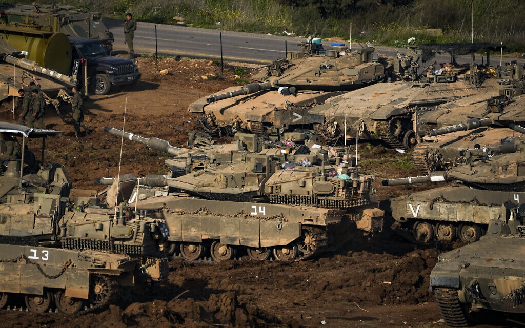 טנקים וכלי רכב משוריינים של צה"ל ליד גבול ישראל–לבנון, 12 במרץ 2026 (צילום: אייל מרגולין/פלאש90) טנקים וכלי רכב משוריינים של צה"ל ליד גבול ישראל–לבנון, 12 במרץ 2026 (צילום: אייל מרגולין/פלאש90)
