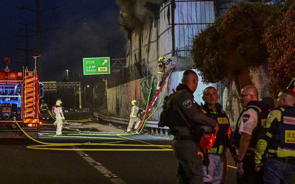 שרפה פרצה בעקבות נפילת שבר יירוט בחולון, 13 במרץ 2026 (צילום: אבשלום ששוני/פלאש90) שרפה פרצה בעקבות נפילת שבר יירוט בחולון, 13 במרץ 2026 (צילום: אבשלום ששוני/פלאש90)