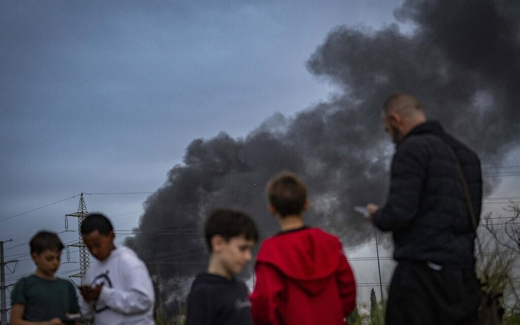 שרפה פרצה בעקבות נפילת שבר יירוט בחולון, 13 במרץ 2026 (צילום: פלאש90) שרפה פרצה בעקבות נפילת שבר יירוט בחולון, 13 במרץ 2026 (צילום: פלאש90)