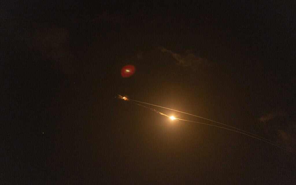 יירוט טילים מאיראן כפי שנראה מתל אביב. 15 במרץ 2026 (צילום: חיים גולדברג/פלאש90) יירוט טילים מאיראן כפי שנראה מתל אביב. 15 במרץ 2026 (צילום: חיים גולדברג/פלאש90)