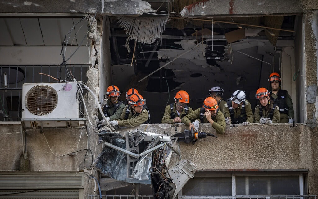 גורמי ביטחון והצלה במבנה בבני ברק שנפגע מטיל ששיגרה איראן, 15 במרץ 2026 (צילום: חיים גולדברג/פלאש90) גורמי ביטחון והצלה במבנה בבני ברק שנפגע מטיל ששיגרה איראן, 15 במרץ 2026 (צילום: חיים גולדברג/פלאש90)