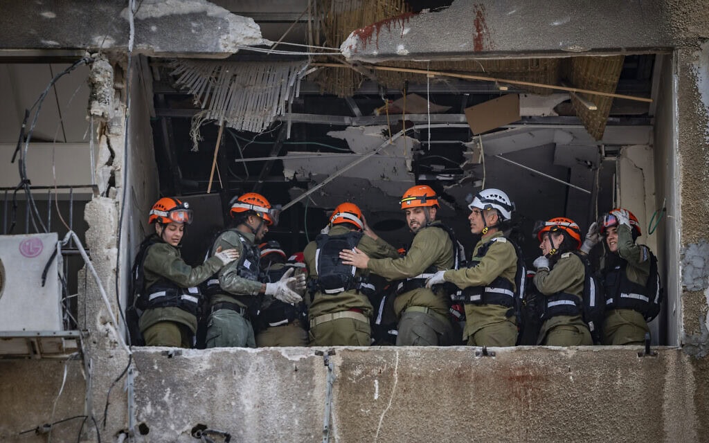 כוחות הביטחון וההצלה בודקים את הנזק בזירה שבה טיל ששוגר מאיראן גרם נזק בבני ברק, 15 במרץ 2026 (צילום: חיים גולדברג/פלאש90)