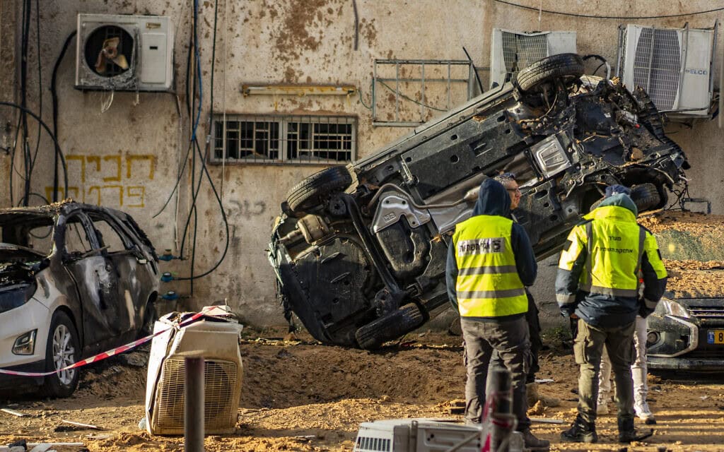 מכונית הפוכה בזירת נפילה של טיל איראני בחולון. 15 במרץ 2026 (צילום: פלאש90)