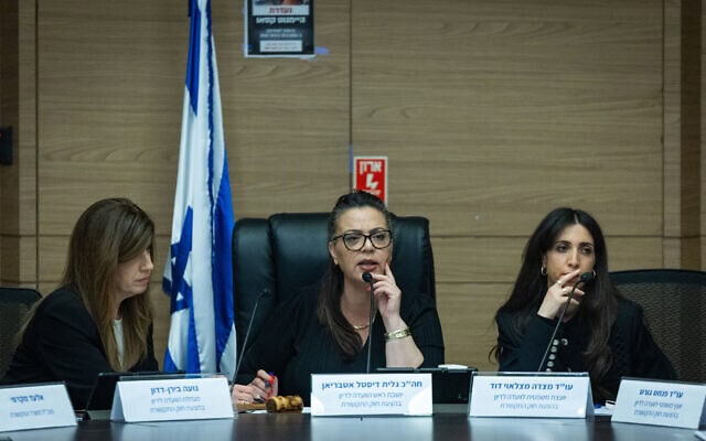 דיון הוועדה לענייני חקיקת חוק התקשורת, בראשות ח"כ גלית דיסטל־אטבריאן, 15 במרץ 2026 (צילום: יונתן זינדל/פלאש90) דיון הוועדה לענייני חקיקת חוק התקשורת, בראשות ח"כ גלית דיסטל־אטבריאן, 15 במרץ 2026 (צילום: יונתן זינדל/פלאש90)