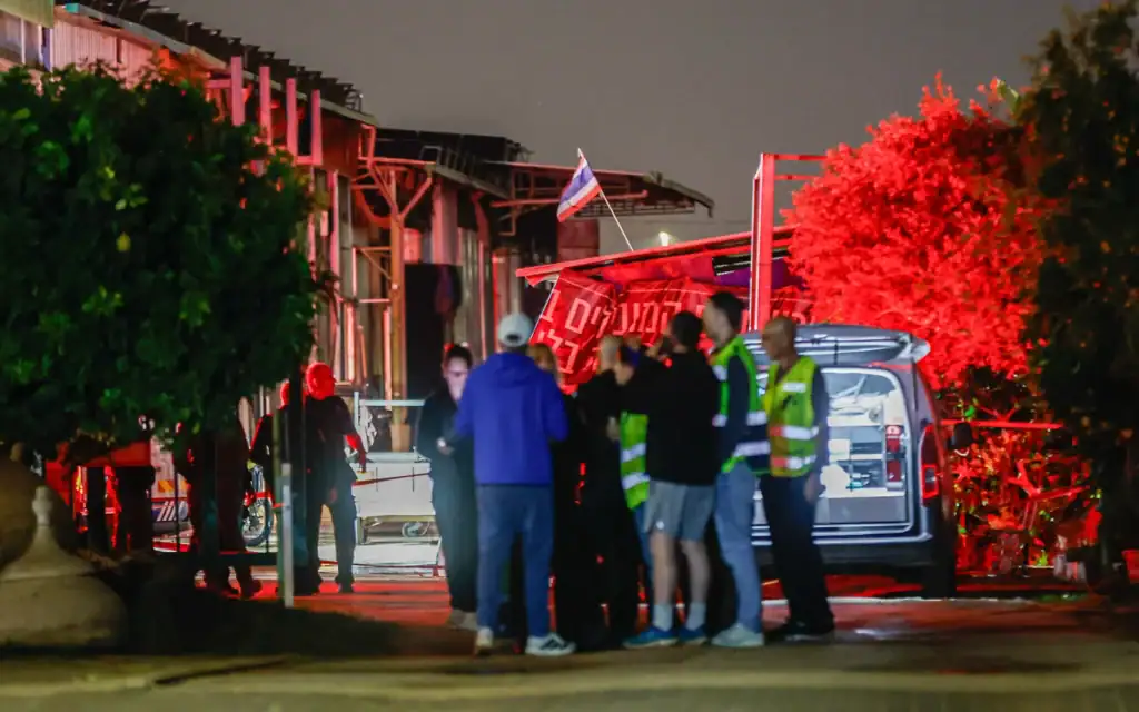 כוחות החירום פועלים בזירת הפגיעה שבה נהרג גבר במתקפת טיל איראנית במושב עדנים שבמרכז הארץ, 19 במרץ 2026 (צילום: טל גל/פלאש90)