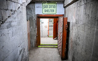 הכניסה למקלט בכיכר אתרים בתל אביב, 20 במרץ 2026 (צילום: אבשלום ששוני/פלאש90) הכניסה למקלט בכיכר אתרים בתל אביב, 20 במרץ 2026 (צילום: אבשלום ששוני/פלאש90)