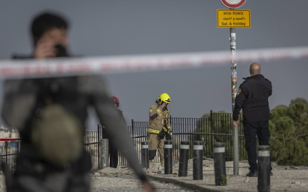 כוחות ביטחון בזירת פגיעה של טיל איראני בירושלים. 20 במרץ 2026 (צילום: יונתן זינדל/פלאש90) כוחות ביטחון בזירת פגיעה של טיל איראני בירושלים. 20 במרץ 2026 (צילום: יונתן זינדל/פלאש90)