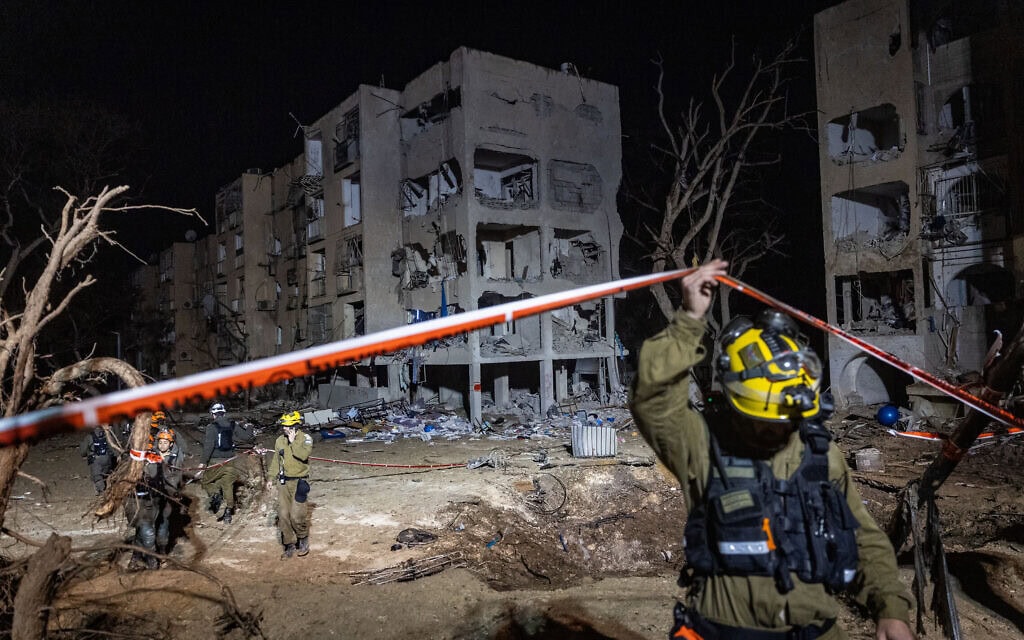 כוחות הצלה בזירת פגיעה של הטיל איראני בערד. 22 במרץ 2026 (צילום: חיים גולדברג/פלאש90) כוחות הצלה בזירת פגיעה של הטיל איראני בערד. 22 במרץ 2026 (צילום: חיים גולדברג/פלאש90)