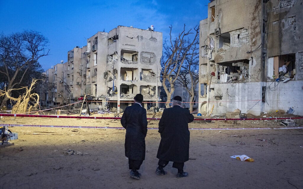 תושבים בוחנים את זירת פגיעת הטיל האיראני בערד. 22 במרץ 2026 (צילום: חיים גולדברג/פלאש90)