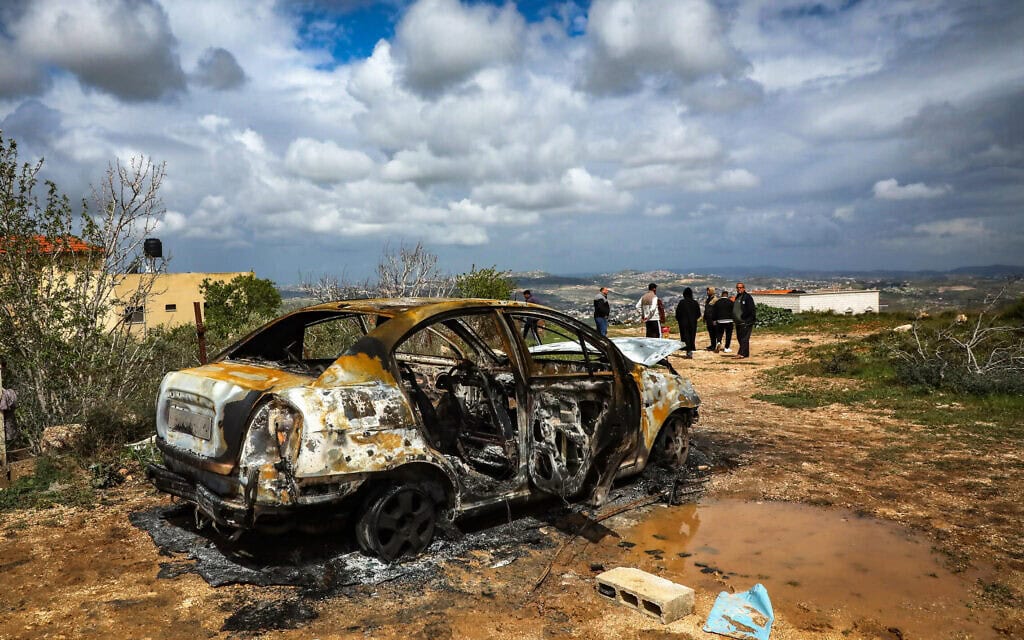 רכב שהוצת על ידי מתנחלים בכפר דיר אל־חטב, ממזרח לשכם, הגדה המערבית, 22 במרץ 2026 (צילום: Nasser Ishtayeh/Flash90) רכב שהוצת על ידי מתנחלים בכפר דיר אל־חטב, ממזרח לשכם, הגדה המערבית, 22 במרץ 2026 (צילום: Nasser Ishtayeh/Flash90)