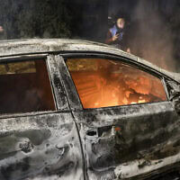 רכב שהוצת על ידי מתנחלים בכפר דיר אל־חטב, ממזרח לשכם, הגדה המערבית, 22 במרץ 2026 (צילום: Nasser Ishtayeh/Flash90) רכב שהוצת על ידי מתנחלים בכפר דיר אל־חטב, ממזרח לשכם, הגדה המערבית, 22 במרץ 2026 (צילום: Nasser Ishtayeh/Flash90)