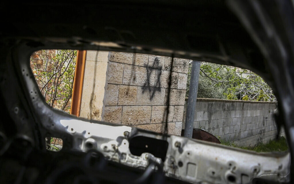 רכב שהוצת על ידי מתנחלים בכפר דיר אל־חטב, ממזרח לשכם, הגדה המערבית, 23 במרץ 2026 (צילום: Nasser Ishtayeh/Flash90) רכב שהוצת על ידי מתנחלים בכפר דיר אל־חטב, ממזרח לשכם, הגדה המערבית, 23 במרץ 2026 (צילום: Nasser Ishtayeh/Flash90)