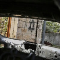 רכב שהוצת על ידי מתנחלים בכפר דיר אל־חטב, ממזרח לשכם, הגדה המערבית, 23 במרץ 2026 (צילום: Nasser Ishtayeh/Flash90) רכב שהוצת על ידי מתנחלים בכפר דיר אל־חטב, ממזרח לשכם, הגדה המערבית, 23 במרץ 2026 (צילום: Nasser Ishtayeh/Flash90)