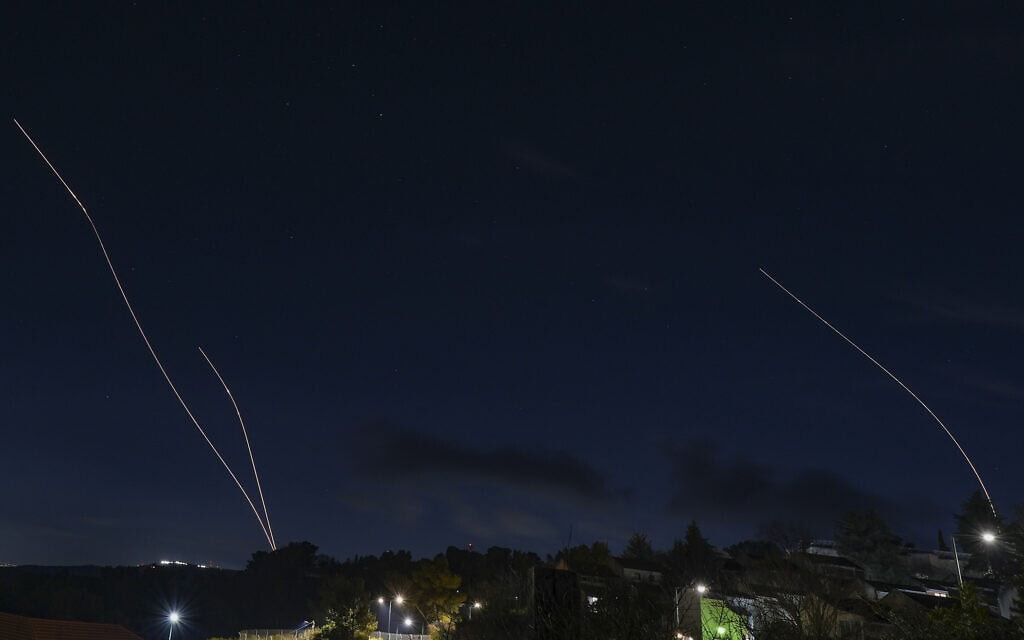 סוללות הגנה אווירית משגרות מיירטים לעבר טילים שנורו מלבנון, בצפון ישראל, 24 במרץ 2026 (צילום: אייל מרגולין/פלאש90) סוללות הגנה אווירית משגרות מיירטים לעבר טילים שנורו מלבנון, בצפון ישראל, 24 במרץ 2026 (צילום: אייל מרגולין/פלאש90)