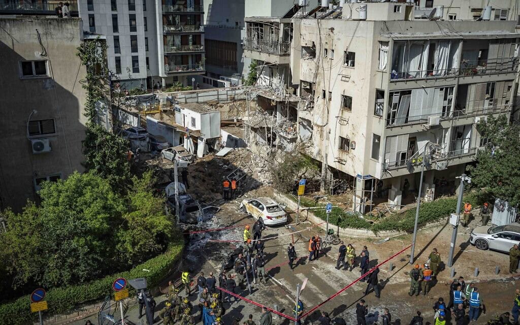 זירת פגיעת הטיל ששוגר מאיראן בצפון תל אביב, 24 במרץ 2026 (צילום: פלאש90) זירת פגיעת הטיל ששוגר מאיראן בצפון תל אביב, 24 במרץ 2026 (צילום: פלאש90)