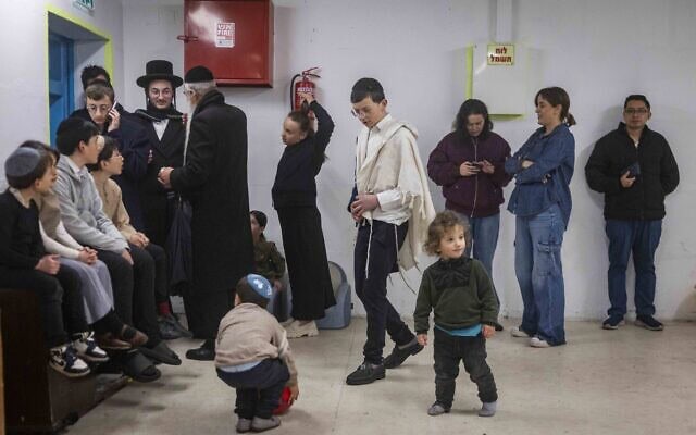 ישראלים במקלט בירושלים בזמן מתקפת טילים מאיראן. 26 במרץ 2026 (צילום: חיים גולדברג/פלאש90) ישראלים במקלט בירושלים בזמן מתקפת טילים מאיראן. 26 במרץ 2026 (צילום: חיים גולדברג/פלאש90)