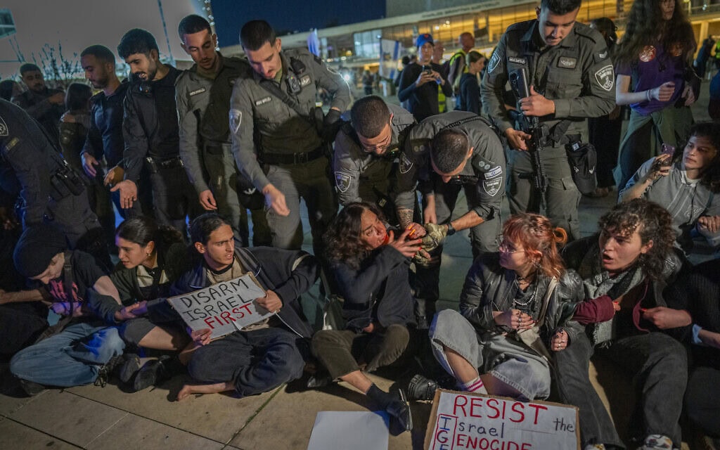 המשטרה מפזרת הפגנה נגד המלחמה בכיכר הבימה בתל אביב. 28 במרץ 2026 (צילום: Flash90) המשטרה מפזרת הפגנה נגד המלחמה בכיכר הבימה בתל אביב. 28 במרץ 2026 (צילום: Flash90)