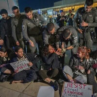 המשטרה מפזרת הפגנה נגד המלחמה בכיכר הבימה בתל אביב. 28 במרץ 2026 (צילום: Flash90) המשטרה מפזרת הפגנה נגד המלחמה בכיכר הבימה בתל אביב. 28 במרץ 2026 (צילום: Flash90)