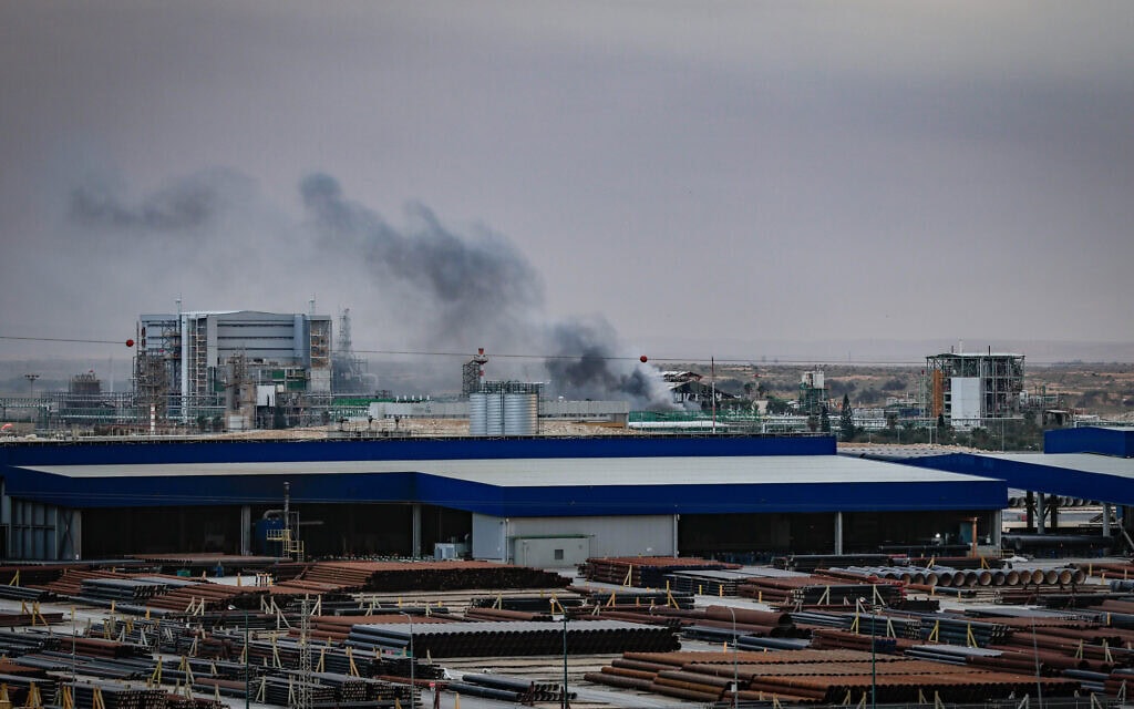 Smoke rises from a factory in Ne’ot Hovav in the Negev Desert after a missile fired from Iran toward Israel caused damage, March 29, 2026. Photo by Tsafrir Abayov/Flash90 *** Local Caption *** נאות חובב
איראן
הרס
זירת נפילה
טיל
טיל איראני
חיזבאללה
כוחות הצלה
כוחות ביטחון
נזקי מלחמה
רסיס טיל
שאגת הארי Smoke rises from a factory in Ne’ot Hovav in the Negev Desert after a missile fired from Iran toward Israel caused damage, March 29, 2026. Photo by Tsafrir Abayov/Flash90 *** Local Caption *** נאות חובב
איראן
הרס
זירת נפילה
טיל
טיל איראני
חיזבאללה
כוחות הצלה
כוחות ביטחון
נזקי מלחמה
רסיס טיל
שאגת הארי