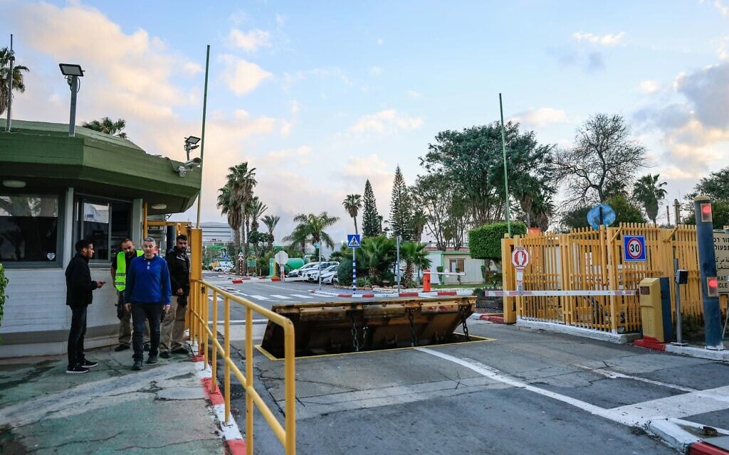 מפעל בנאות חובב לאחר פגיעה של טיל איראני. 29 במרץ 2026 (צילום: צפריר אביוב/פלאש90) מפעל בנאות חובב לאחר פגיעה של טיל איראני. 29 במרץ 2026 (צילום: צפריר אביוב/פלאש90)