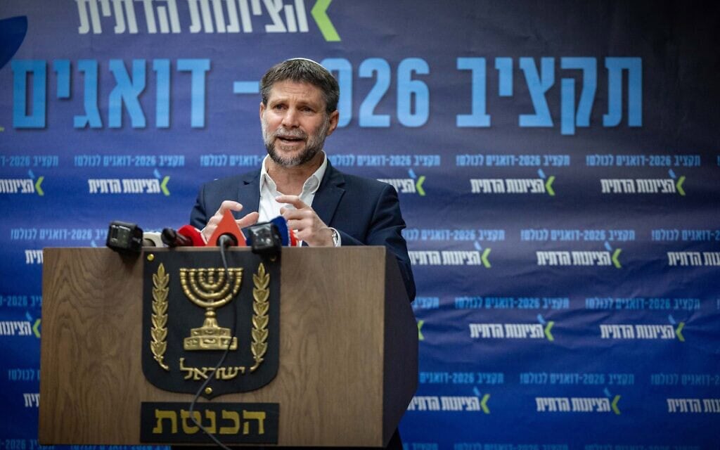 שר האוצר ויו"ר סיעת "הציונות הדתית" במסיבת עיתונאים ערב ההצבעה על התקציב. 29 במרץ 2026 (צילום: יונתן סינדל/פלאש90) שר האוצר ויו"ר סיעת "הציונות הדתית" במסיבת עיתונאים ערב ההצבעה על התקציב. 29 במרץ 2026 (צילום: יונתן סינדל/פלאש90)