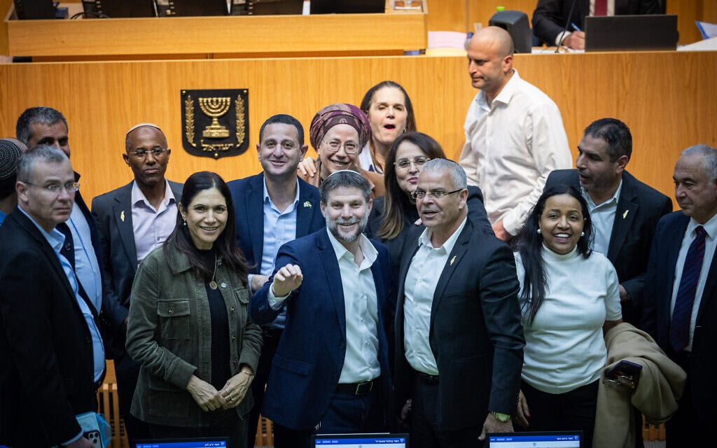 שר האוצר בצלאל סמוטריץ' (במרכז) וחברי הקואליציה חוגגים את העברת תקציב המדינה לשנת 2026 במליאת הכנסת, 30 במרץ 2026 (צילום: יונתן זינדל/פלאש90)
