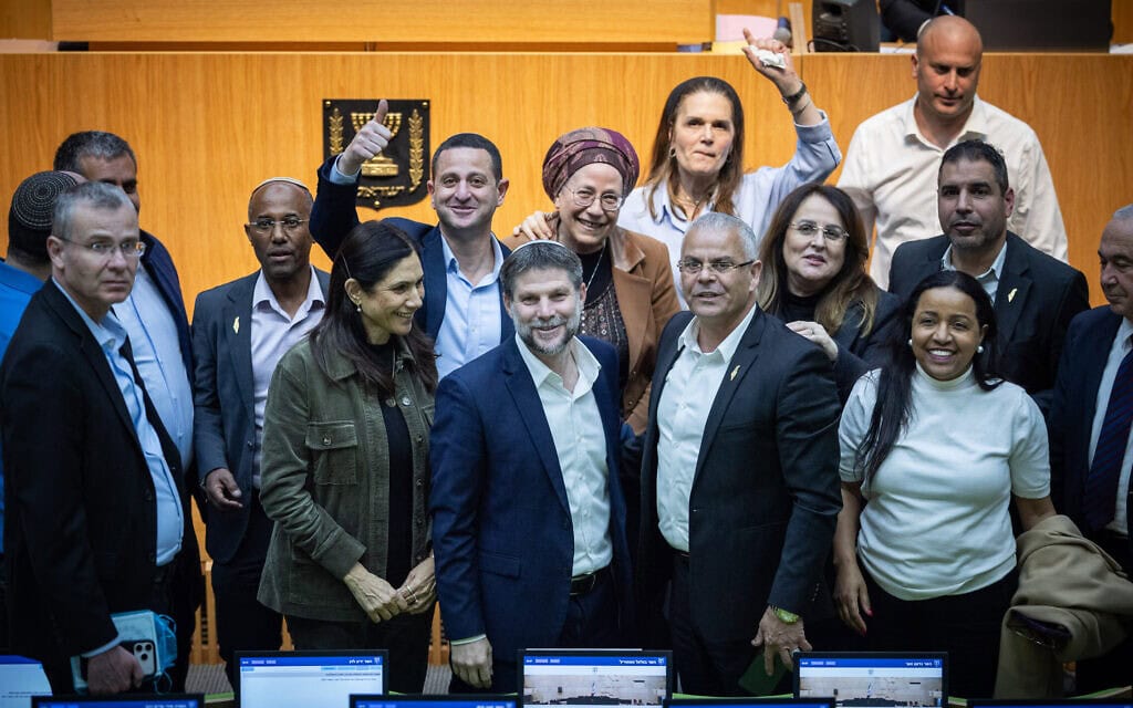 שר האוצר בצלאל סמוטריץ' (במרכז) וחברי הקואליציה חוגגים את העברת תקציב המדינה לשנת 2026 במליאת הכנסת, 30 במרץ 2026 (צילום: יונתן זינדל/פלאש90) שר האוצר בצלאל סמוטריץ' (במרכז) וחברי הקואליציה חוגגים את העברת תקציב המדינה לשנת 2026 במליאת הכנסת, 30 במרץ 2026 (צילום: יונתן זינדל/פלאש90)