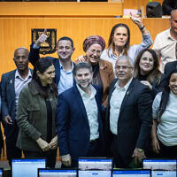 שר האוצר בצלאל סמוטריץ' (במרכז) וחברי הקואליציה חוגגים את העברת תקציב המדינה לשנת 2026 במליאת הכנסת, 30 במרץ 2026