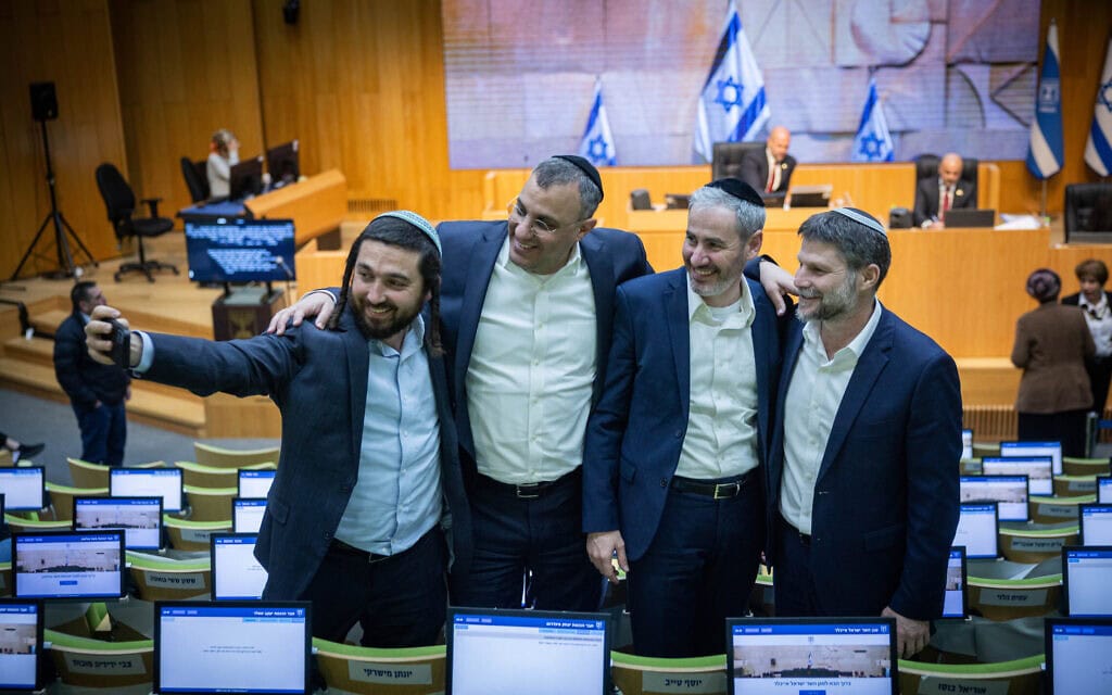 ח"כים חרדים חוגגים את אישור התקציב במליאת הכנסת, 30 במרץ 2026 (צילום: יונתן זינדל/פלאש90) ח"כים חרדים חוגגים את אישור התקציב במליאת הכנסת, 30 במרץ 2026 (צילום: יונתן זינדל/פלאש90)