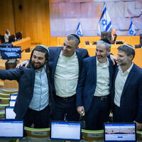 ח"כים חרדים חוגגים את אישור התקציב במליאת הכנסת, 30 במרץ 2026 (צילום: יונתן זינדל/פלאש90) ח"כים חרדים חוגגים את אישור התקציב במליאת הכנסת, 30 במרץ 2026 (צילום: יונתן זינדל/פלאש90)