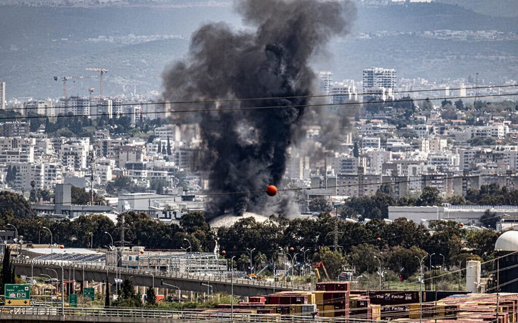 עשן מיתמר מבתי הזיקוק בחיפה בעקבות פגיעה ישירה, 30 במרץ 2026 (צילום: אנתוני הרשקו/פלאש90) עשן מיתמר מבתי הזיקוק בחיפה בעקבות פגיעה ישירה, 30 במרץ 2026 (צילום: אנתוני הרשקו/פלאש90)