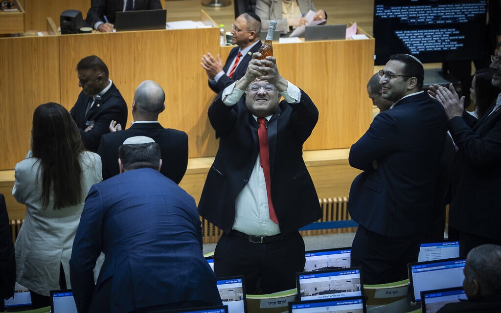 השר לביטחון לאומי איתמר בן גביר חוגג עם בקבוק שמפניה במליאת הכנסת אחרי אישור חוק עונש מוות למחבלים, 30 במרץ 2026 (צילום: אורן בן חקון/פלאש90) השר לביטחון לאומי איתמר בן גביר חוגג עם בקבוק שמפניה במליאת הכנסת אחרי אישור חוק עונש מוות למחבלים, 30 במרץ 2026 (צילום: אורן בן חקון/פלאש90)