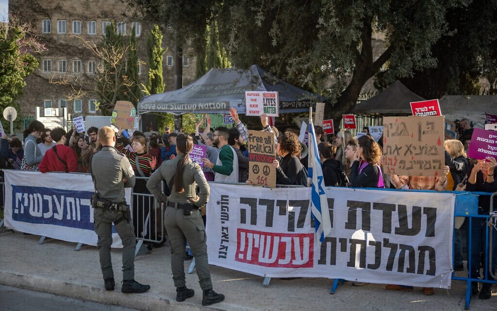 מפגינים מחוץ לכנסת בירושלים נגד חוק עונש מוות למחבלים, 31 במרץ 2026 (צילום: חיים גולדברג/פלאש90) מפגינים מחוץ לכנסת בירושלים נגד חוק עונש מוות למחבלים, 31 במרץ 2026 (צילום: חיים גולדברג/פלאש90)