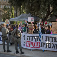 מפגינים מחוץ לכנסת בירושלים נגד חוק עונש מוות למחבלים, 31 במרץ 2026 (צילום: חיים גולדברג/פלאש90) מפגינים מחוץ לכנסת בירושלים נגד חוק עונש מוות למחבלים, 31 במרץ 2026 (צילום: חיים גולדברג/פלאש90)