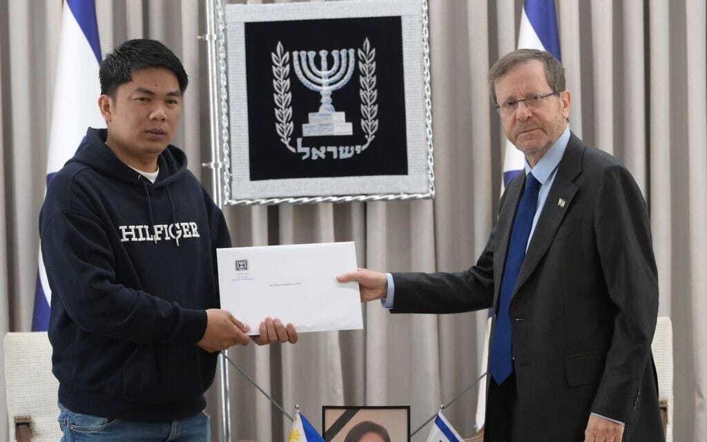 נשיא המדינה נפגש עם בעלה של מרי אן דה ורה, שנהרגה מפגיעת טיל בתל אביב. 12 במרץ 2026 (צילום: עמוס בן גרשום/לע״מ ) נשיא המדינה נפגש עם בעלה של מרי אן דה ורה, שנהרגה מפגיעת טיל בתל אביב. 12 במרץ 2026 (צילום: עמוס בן גרשום/לע״מ )